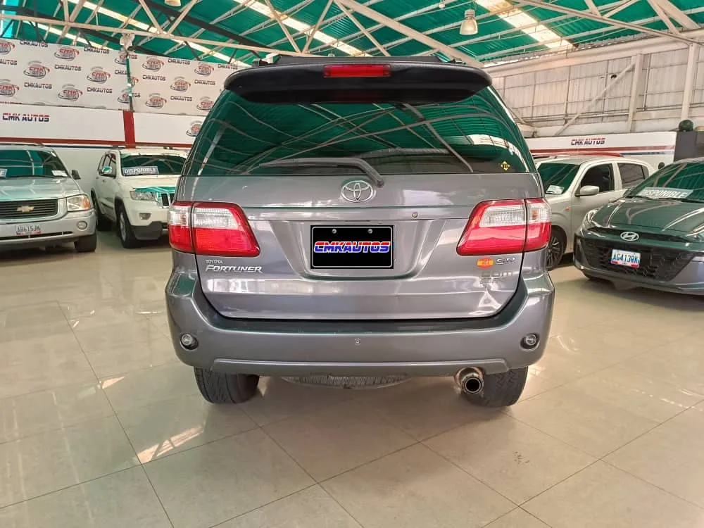 Toyota Fortuner 2011 Gris Caracas
