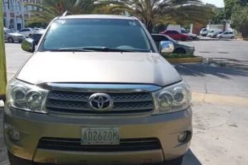 Toyota Fortuner 2011 Beige Maracay2