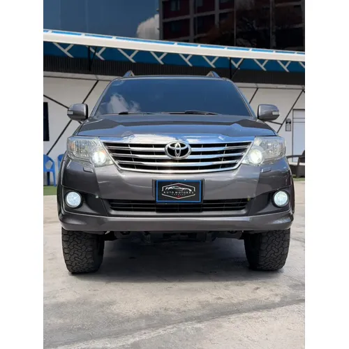 Toyota Fortuner SR 2013 Gris Caracas