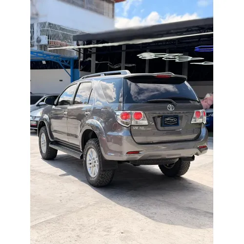 Toyota Fortuner SR 2013 Gris Caracas