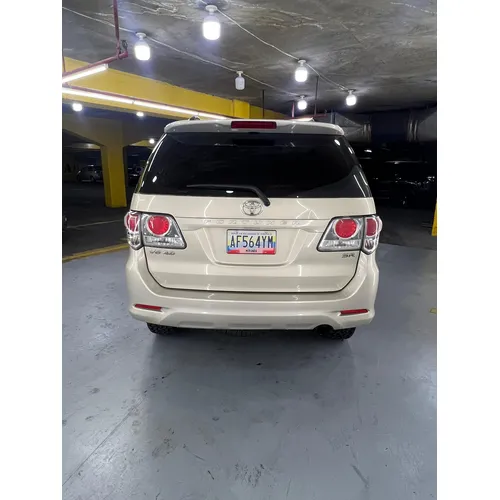 Toyota Fortuner SR 2015 Dorado Caracas