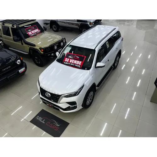 Toyota Fortuner Dubai 2025 Blanco Caracas