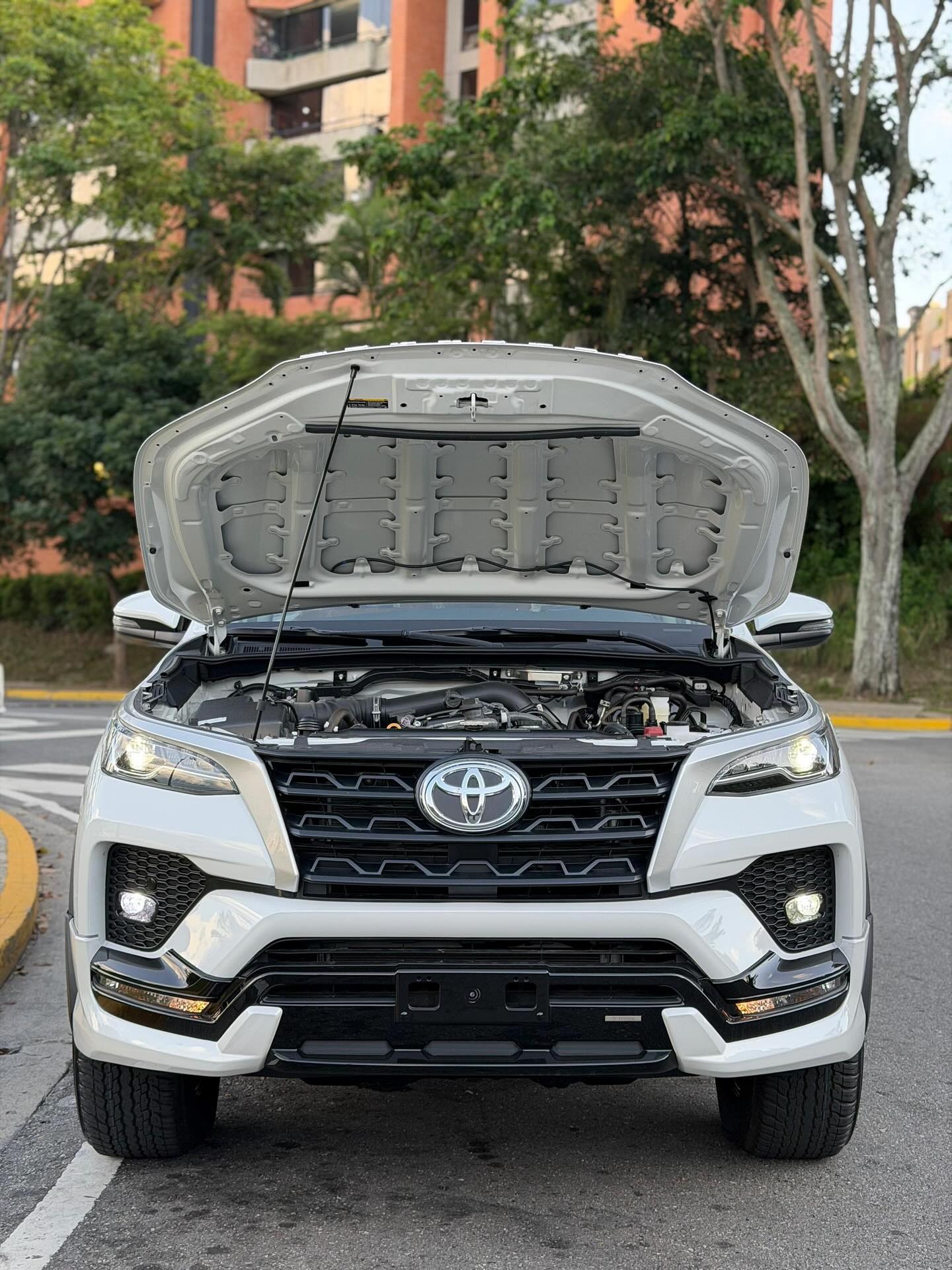Toyota Fortuner 2025 Dubái blanco13