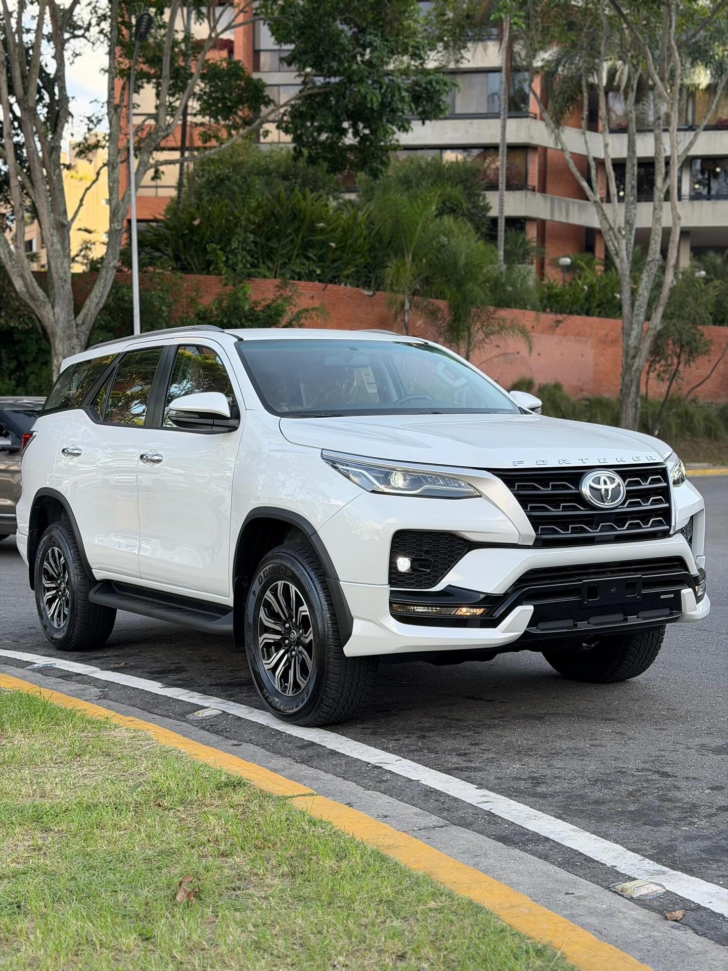 Toyota Fortuner Dubai 2025 Blanco Caracas