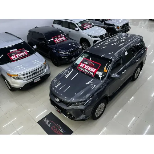 Toyota Fortuner 2026 Gris Caracas