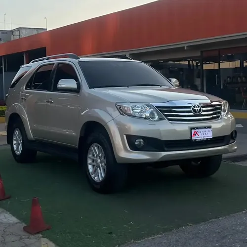 Toyota Fortuner 2015 Dorado Lechería