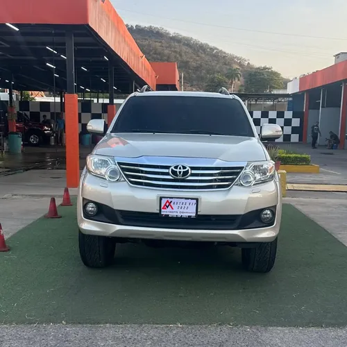 Toyota Fortuner 2015 Dorado Lechería