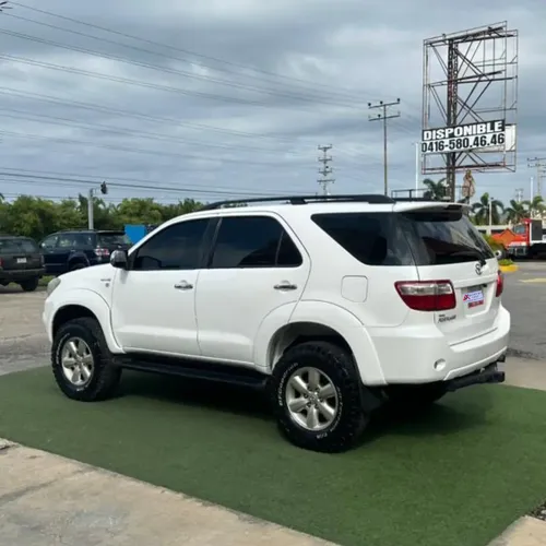 Toyota Fortuner 2010 Blanco Lechería