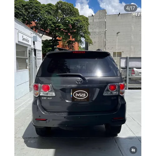 Toyota Fortuner 2013 Gris Caracas
