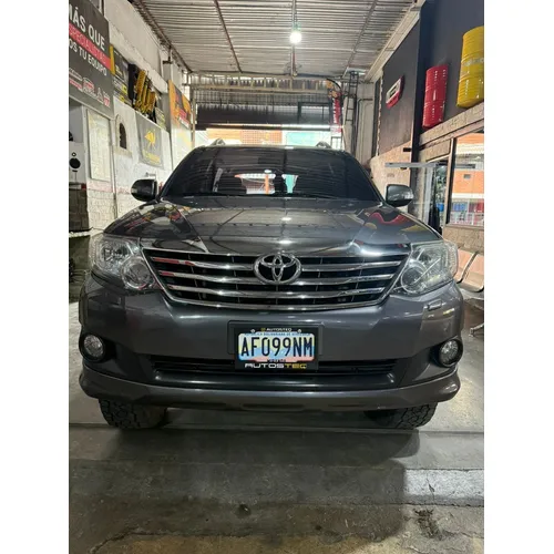 Toyota Fortuner 2013 Gris Los Teques