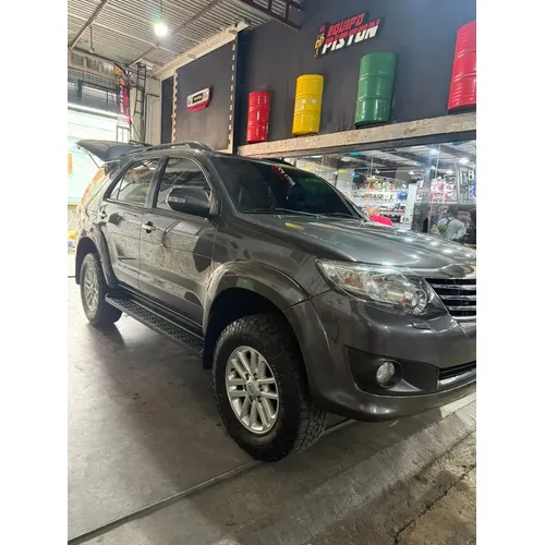 Toyota Fortuner 2013 Gris Los Teques