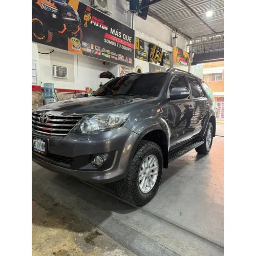 Toyota Fortuner 2013 Gris Los Teques