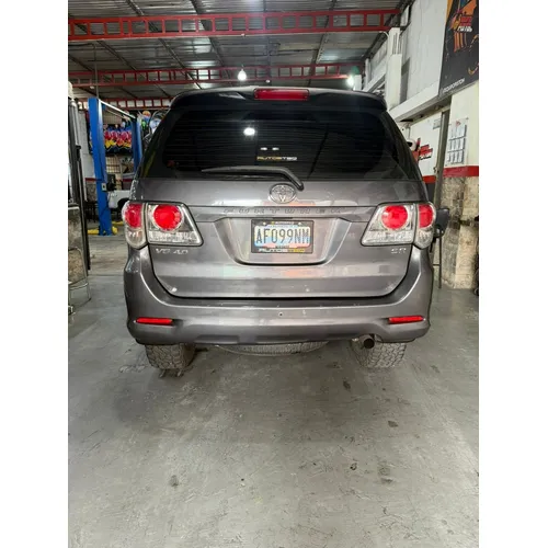 Toyota Fortuner 2013 Gris Los Teques