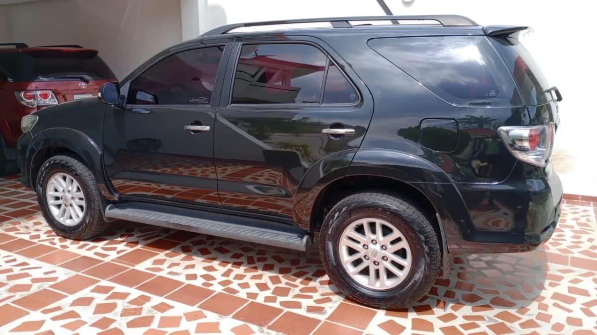 Toyota Fortuner 4x4 año 2013 Negro