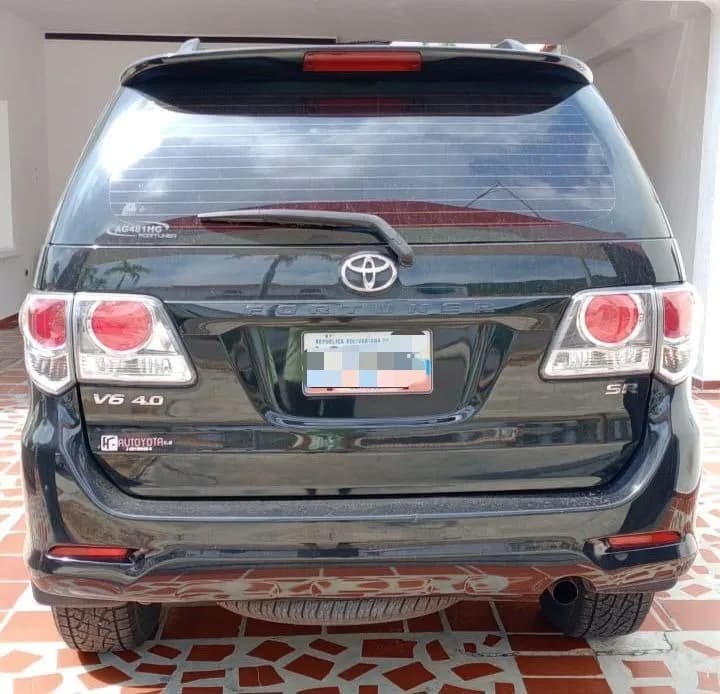 Toyota Fortuner 4x4 año 2013 Negro