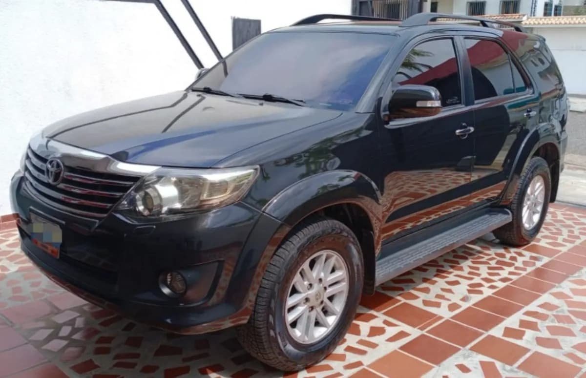 Toyota Fortuner 4x4 año 2013 Negro