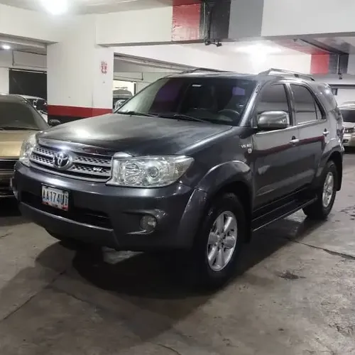 Toyota Fortuner 2011 Gris Caracas