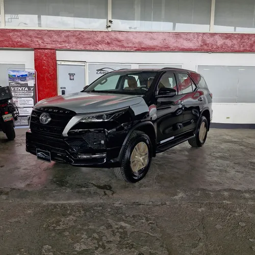Toyota Fortuner Dubai 2025 Negro Caracas