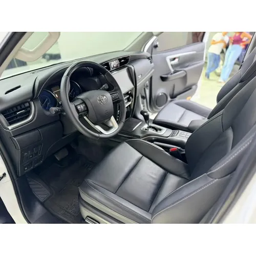Toyota Fortuner Dubai 2025 Blanco Caracas
