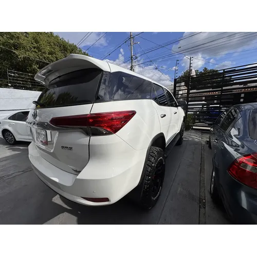 Toyota Fortuner Dubai 2023 Blanco Barquisimeto