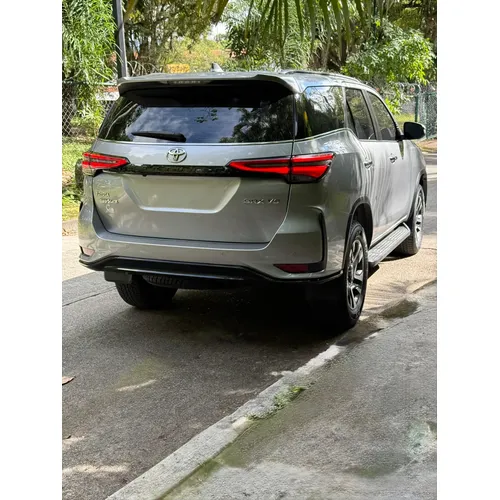 Toyota Fortuner Dubai 2024 Plateado Caracas