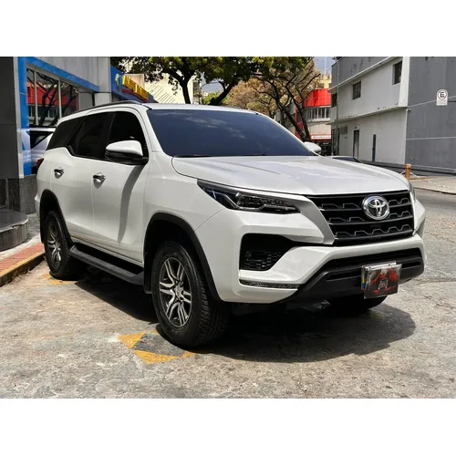 Toyota Fortuner Dubai 2025 Blanco Caracas