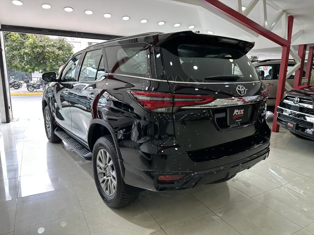 Toyota Fortuner Dubai SR5 2025 Negro Caracas
