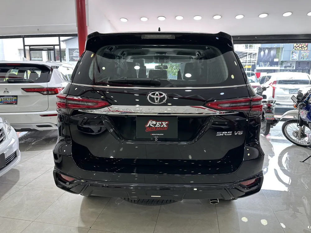 Toyota Fortuner Dubai SR5 2025 Negro Caracas