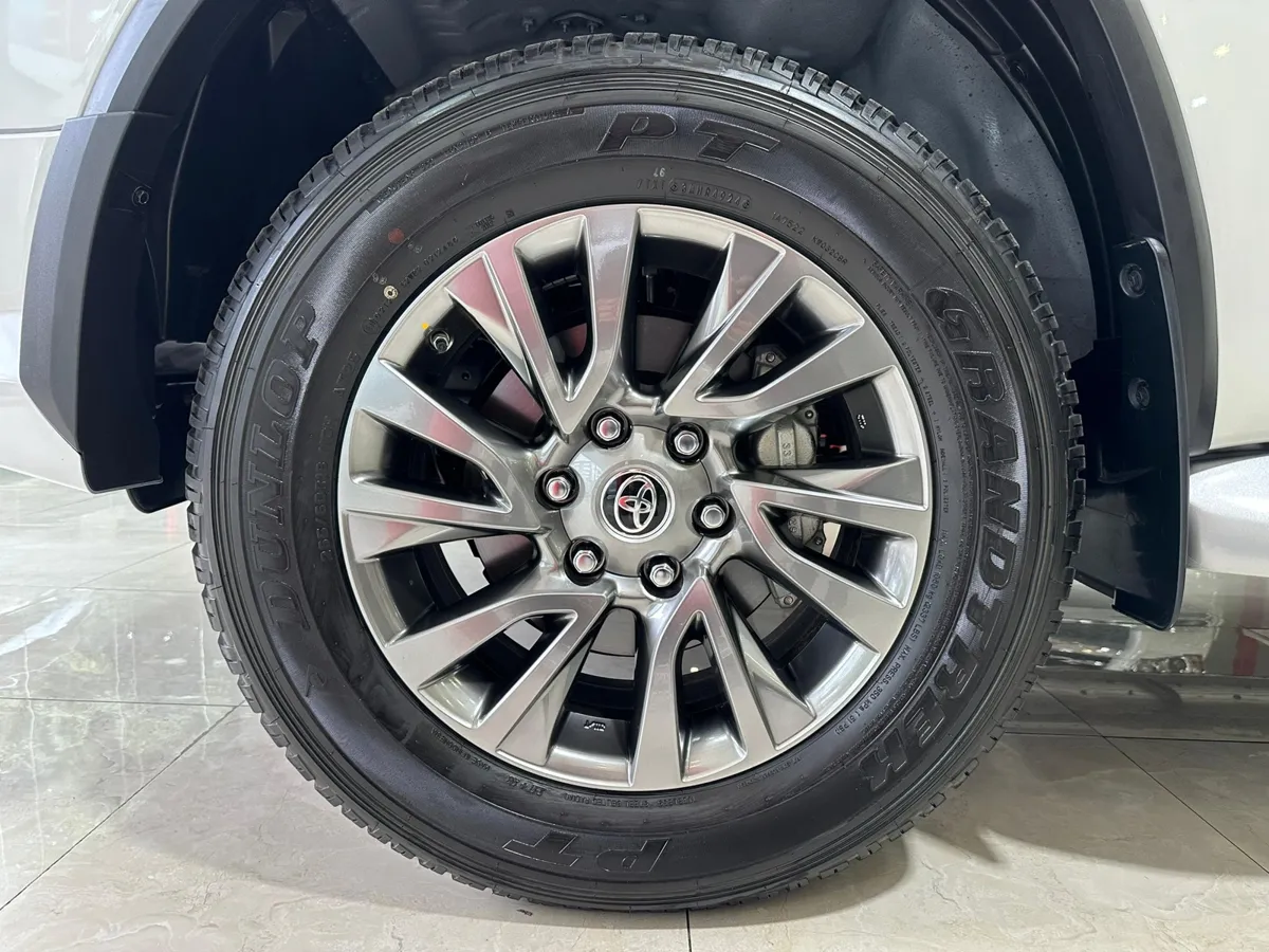 Toyota Fortuner Dubai VX.R suv 2025 blanco12