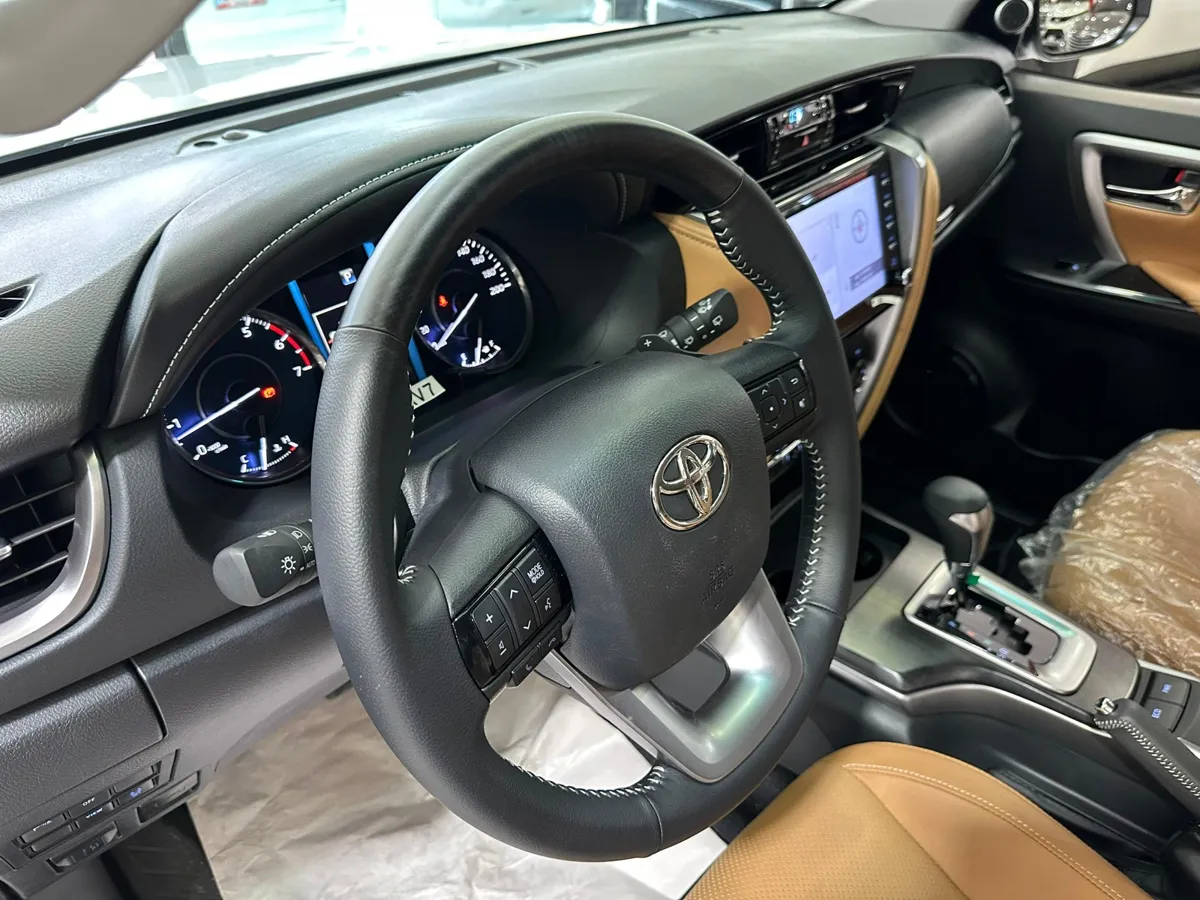 Toyota Fortuner Dubai VX.R suv 2025 blanco5