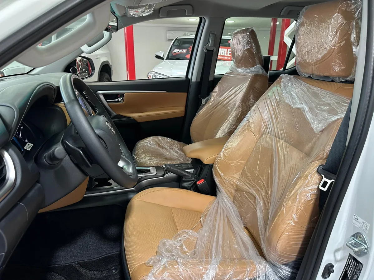 Toyota Fortuner Dubai VX.R suv 2025 blanco6