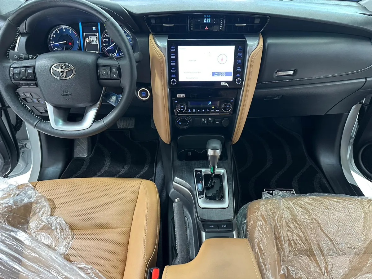 Toyota Fortuner Dubai VX.R suv 2025 blanco8