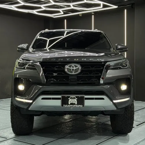 Toyota Fortuner Dubai VX.R 2022 Gris Caracas