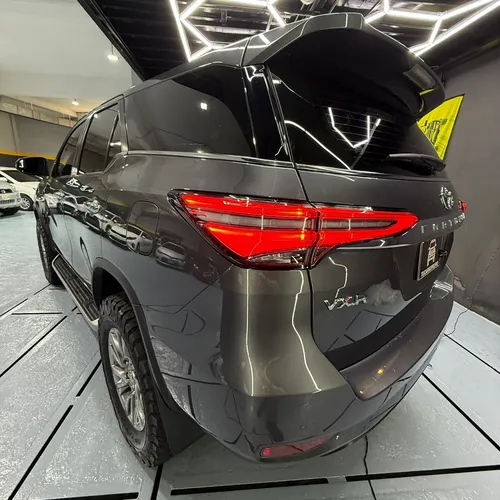 Toyota Fortuner Dubai VX.R 2022 Gris Caracas
