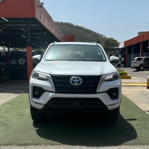 Toyota Fortuner EX.R 2025 Blanco Lechería