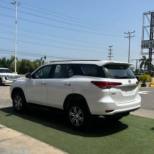 Toyota Fortuner EX.R 2025 Blanco Lechería