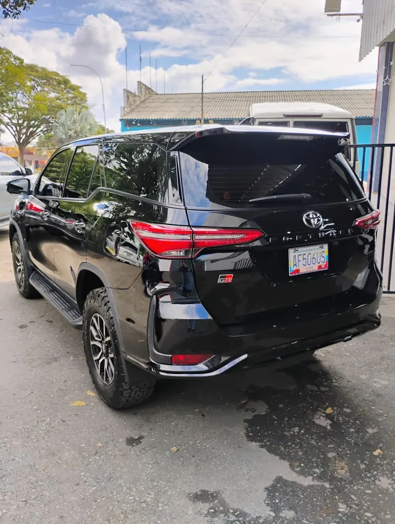 Toyota Fortuner GR 2024 Negro Maracay