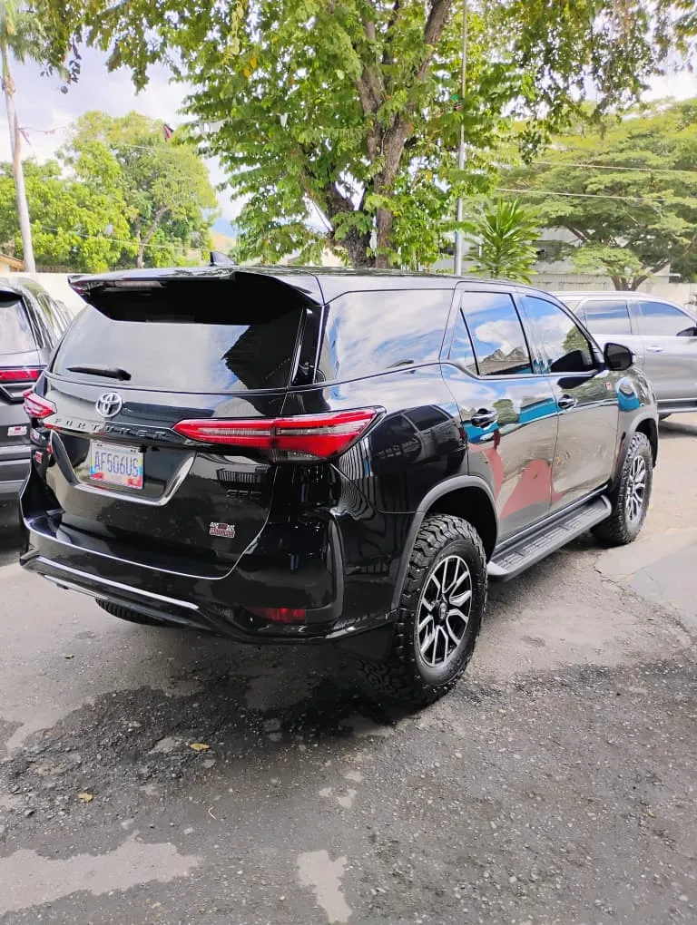Toyota Fortuner GR 2024 Negro Maracay