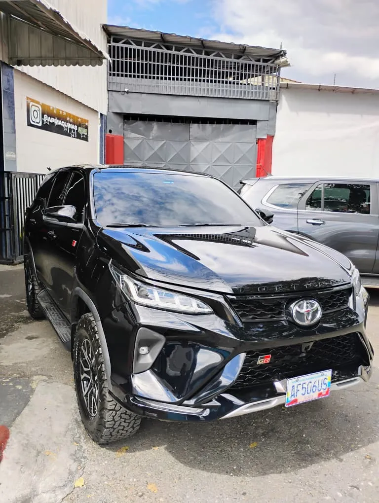 Toyota Fortuner GR 2024 Negro Maracay