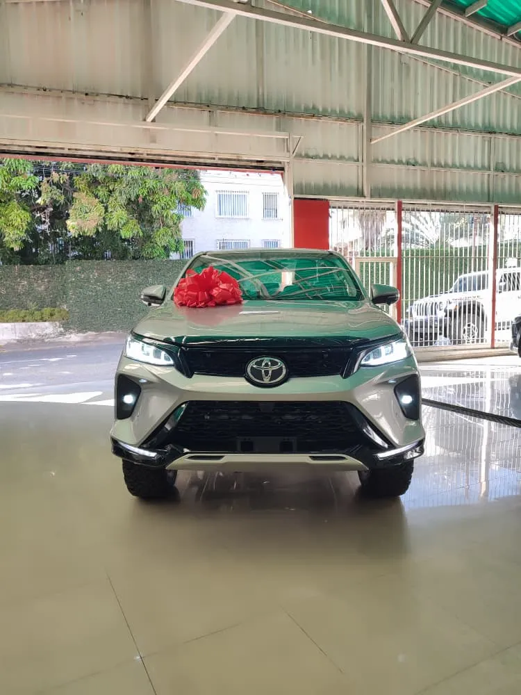 Toyota Fortuner Legender 2025 Plateado Caracas