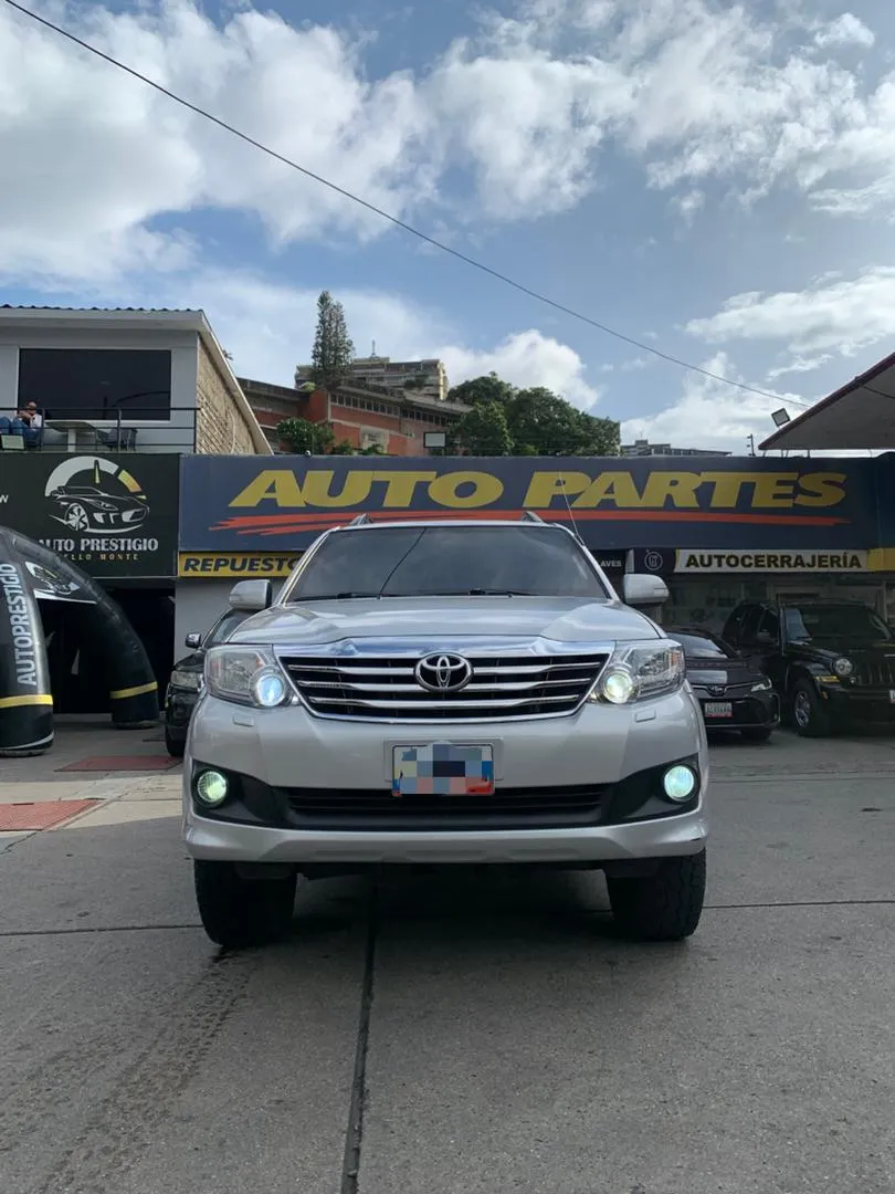 Toyota Fortuner SR 2013 Plateado Caracas