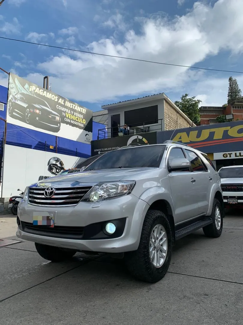 Toyota Fortuner SR 2013 Plateado Caracas