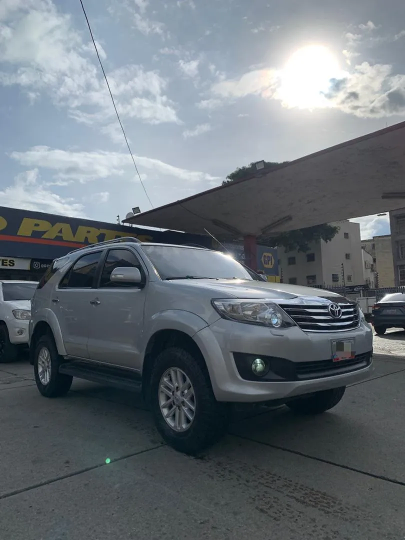 Toyota Fortuner SR 2013 Plateado Caracas