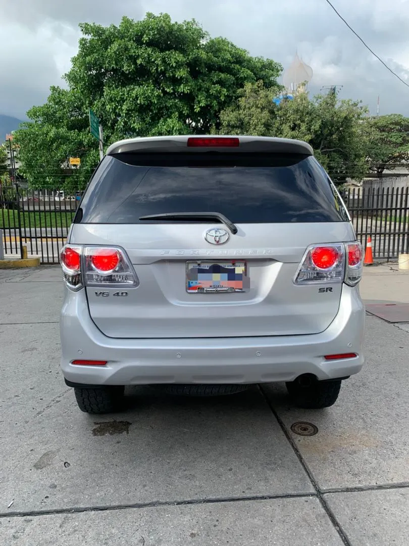 Toyota Fortuner SR 2013 Plateado Caracas