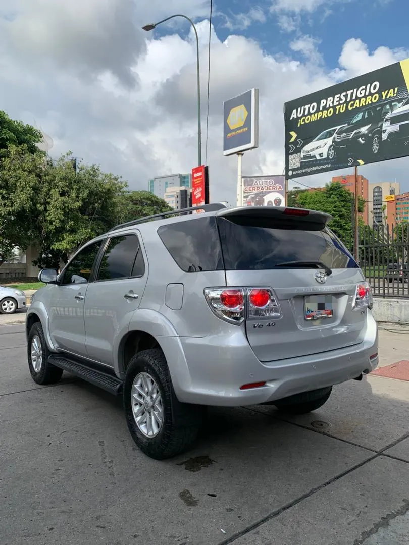 Toyota Fortuner SR 2013 Plateado Caracas