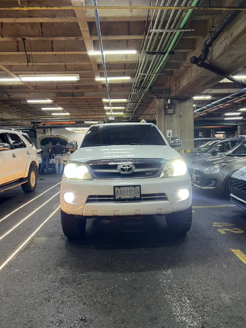Toyota Fortuner SR5 2008 Blanco Caracas