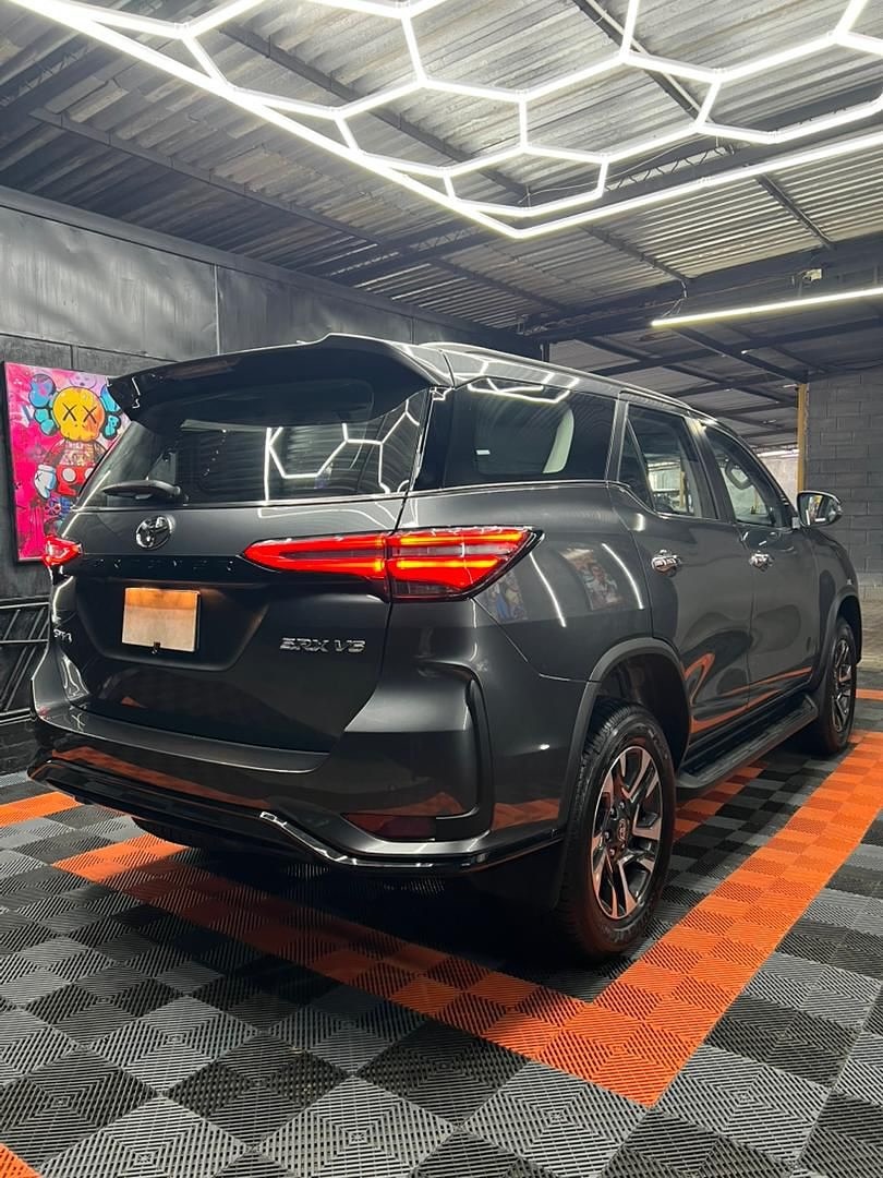 Toyota Fortuner SW4 1700 Gris Caracas