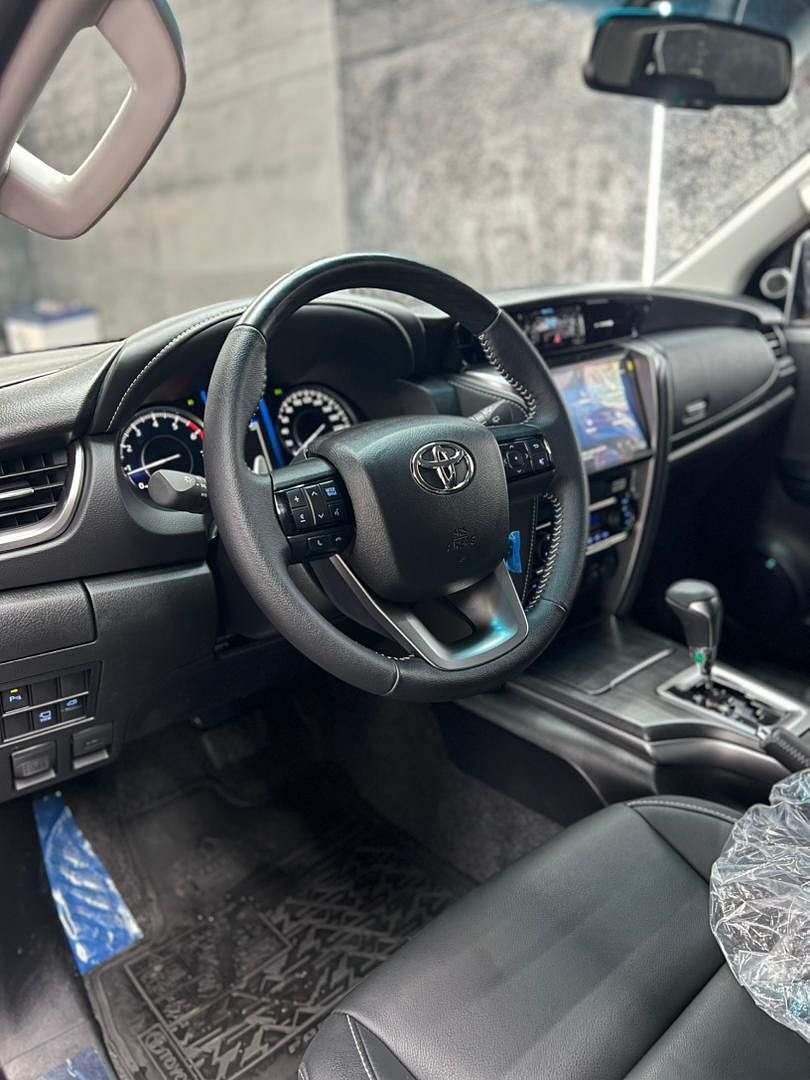 Toyota Fortuner SW4 2025 gris2