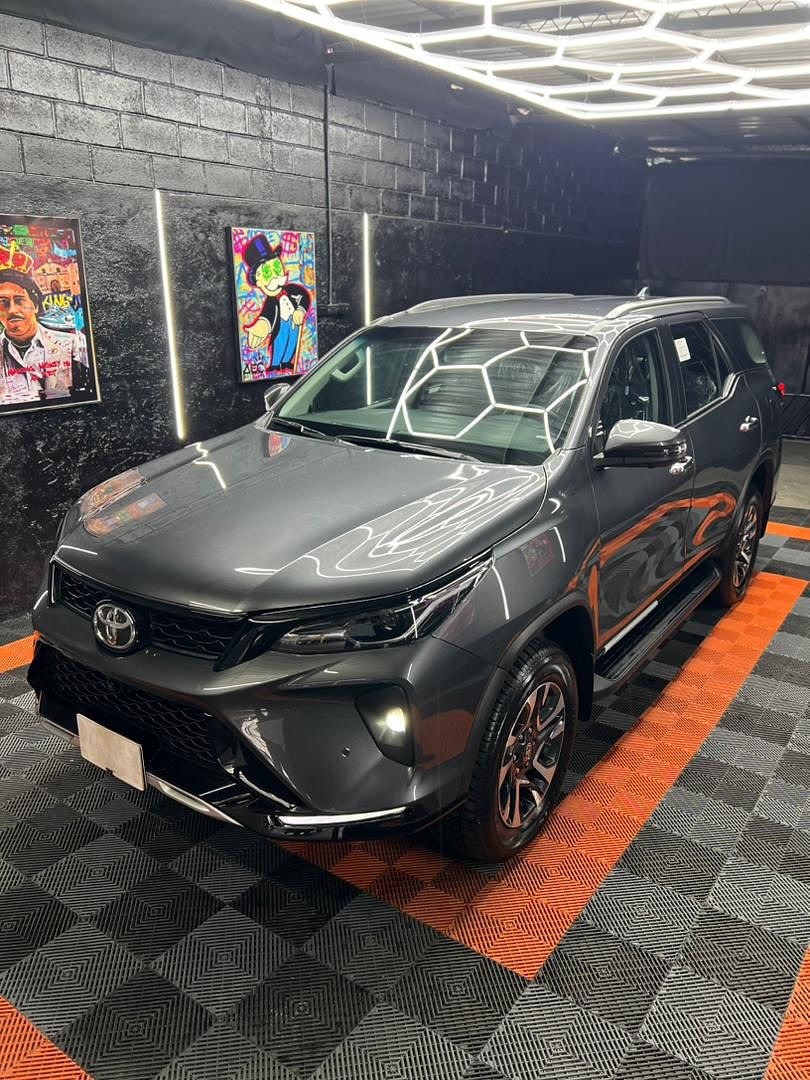 Toyota Fortuner SW4 1700 Gris Caracas