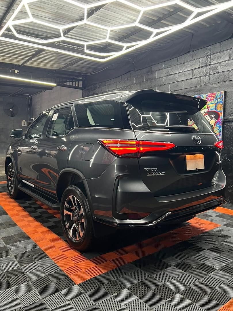 Toyota Fortuner SW4 1700 Gris Caracas